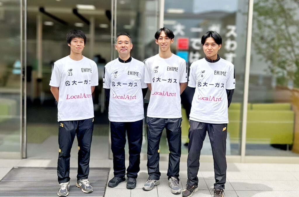 社長の稲葉と練習着を着て(大一ガス社屋前)