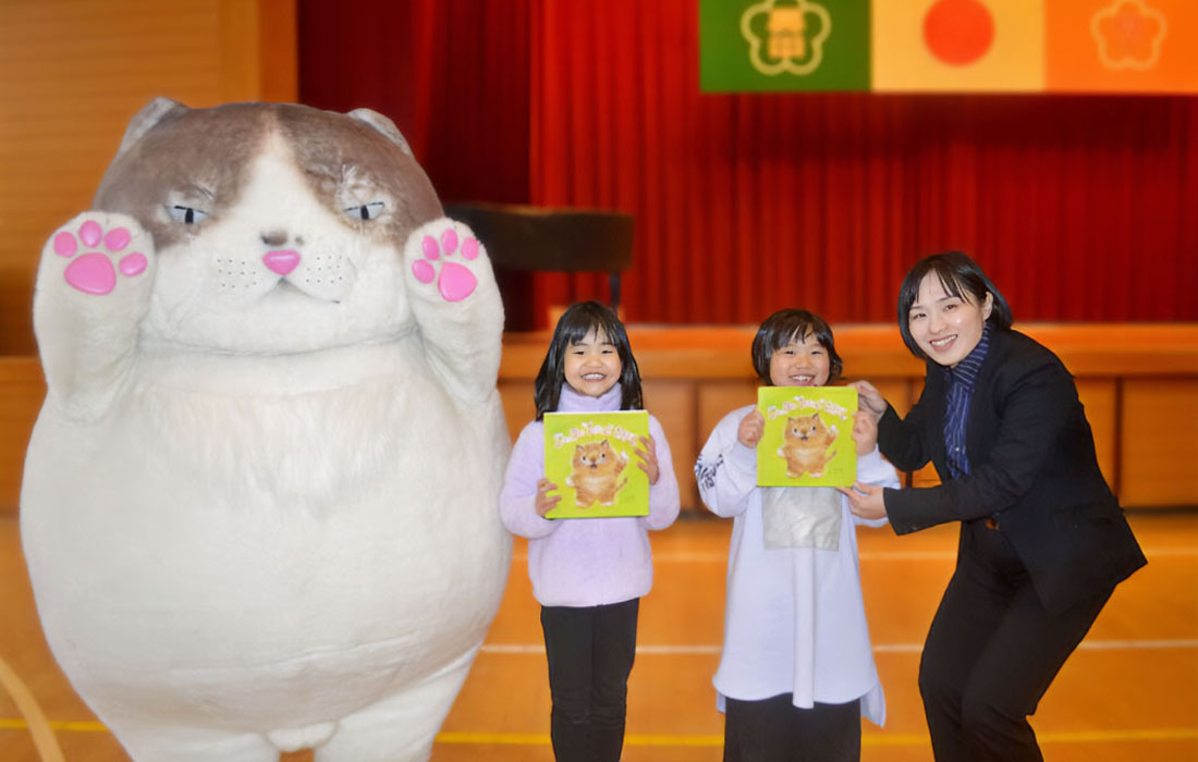 興居島小学校にて寄贈式