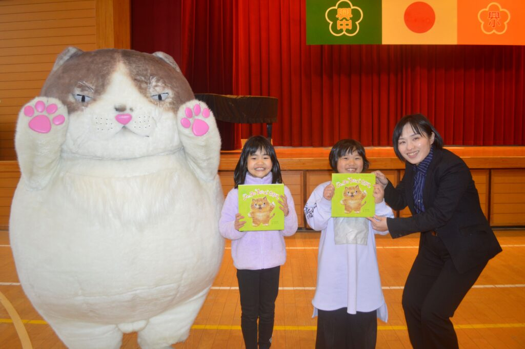 興居島小学校にて寄贈式2
