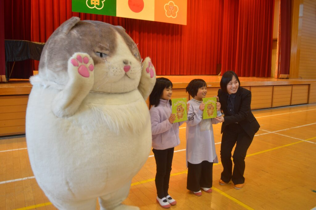 興居島小学校にて寄贈式3