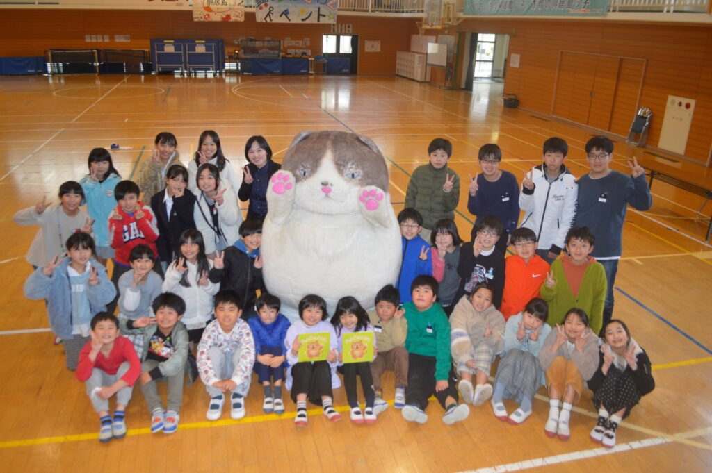 興居島小学校にて寄贈式4