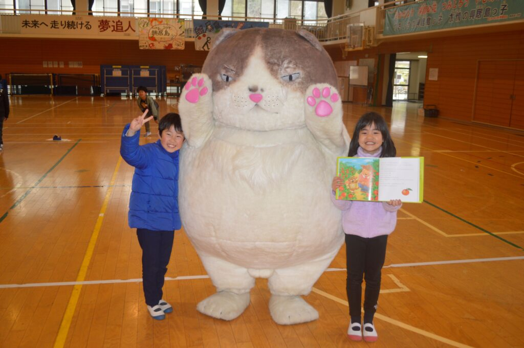 興居島小学校にて寄贈式5