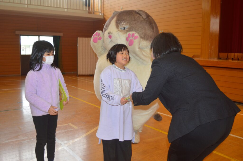 興居島小学校にて寄贈式1