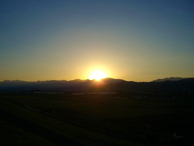 道後平野に昇る朝日