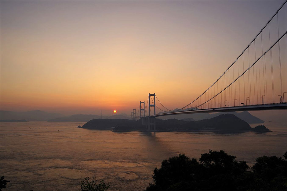 朝焼けの来島海峡大橋（今治市）