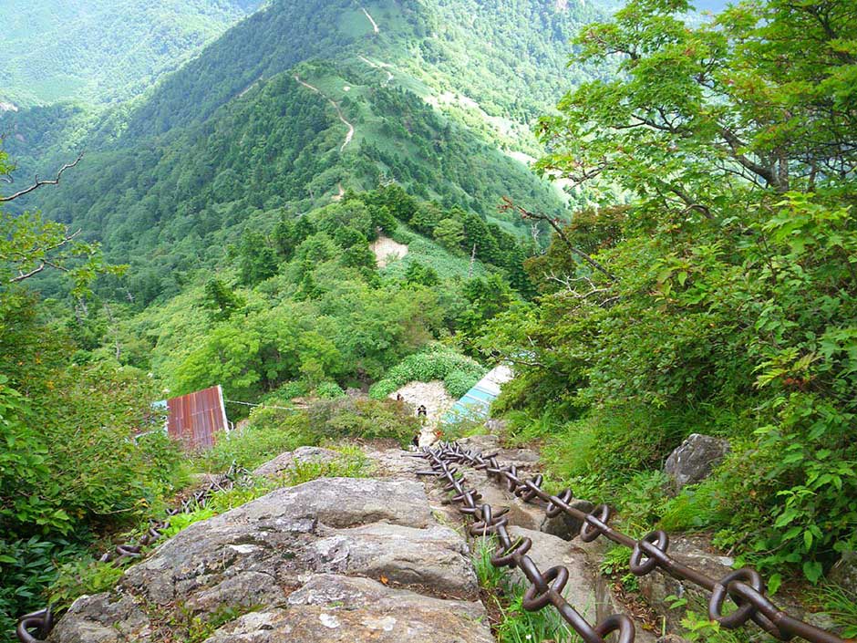 修験者を待ち受ける石鎚山鎖場（西条市）