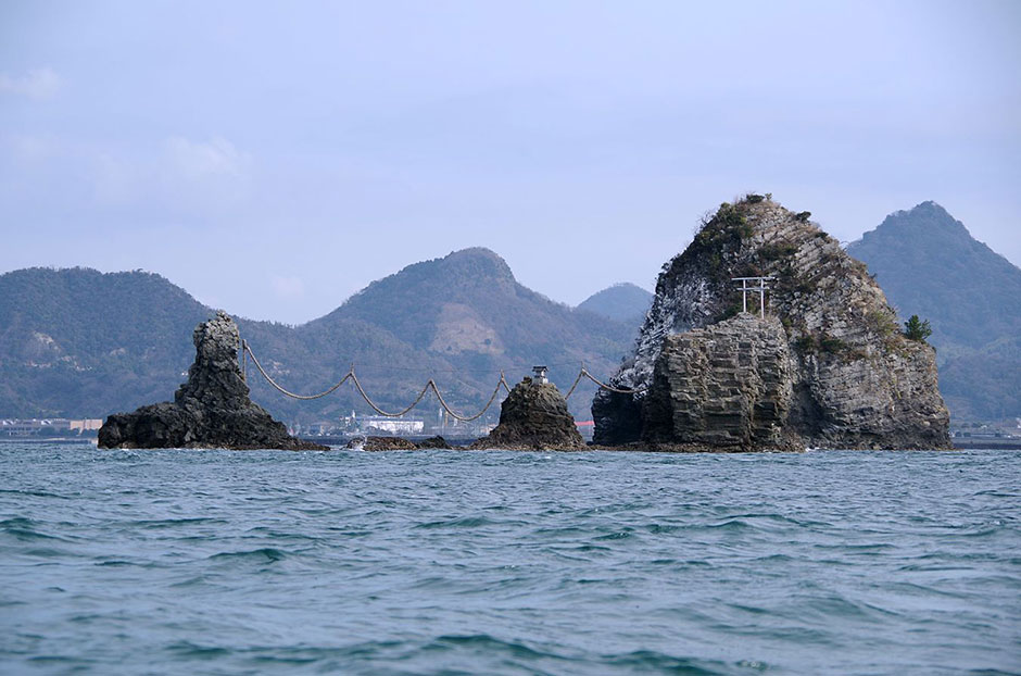 北条鹿島沖の夫婦岩（松山市）