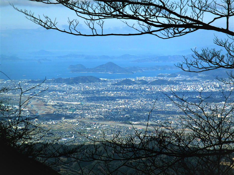 皿ヶ嶺から望む松山平野と忽那諸島（東温市）