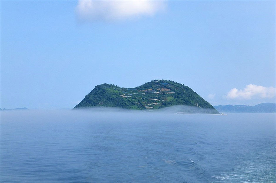 海霧に浮かぶ釣島（松山市）