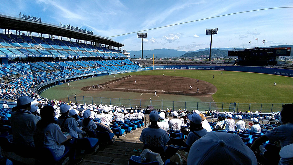 夏の高校野球が行われる坊っちゃんスタジアム（松山市）