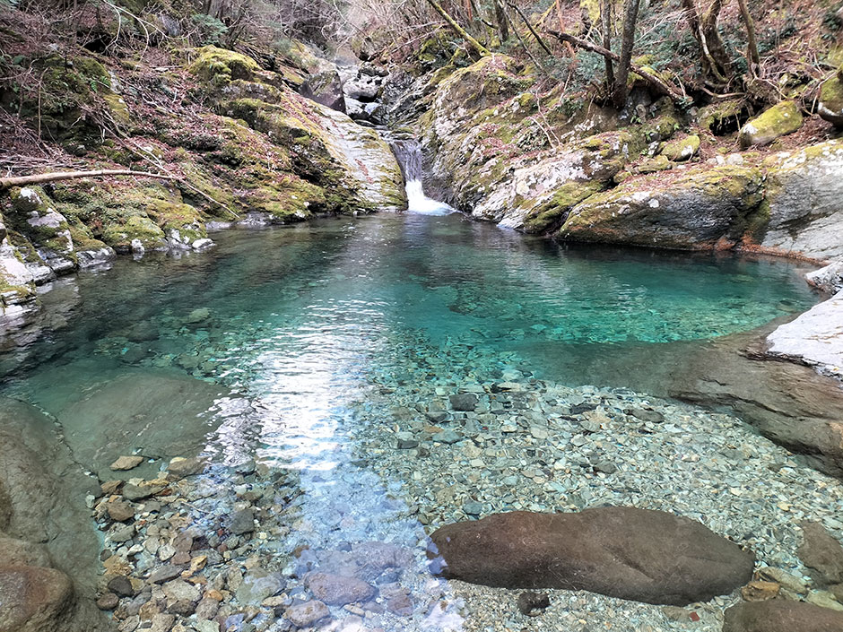 西之川登山道の滝つぼ（西条市）